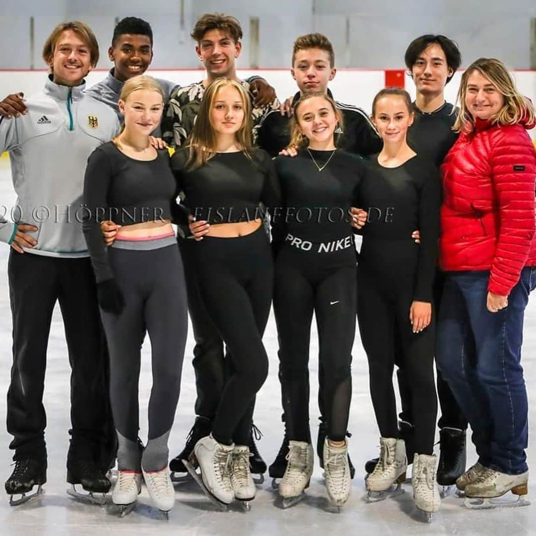 ステファノ・カルーゾのインスタグラム：「German Novice Ice Dance Seminar 2020 in Berlin, was nice to have you all here after such a long time! I wish you a good beginning of this strange Season!! Be safe 🇩🇪🎈😊  #icedance #figureskating #eistanz #germany #deutschland #kidsarethefuture #berlin #eiskunstlauf #workhardplayhard #ciaobelli」