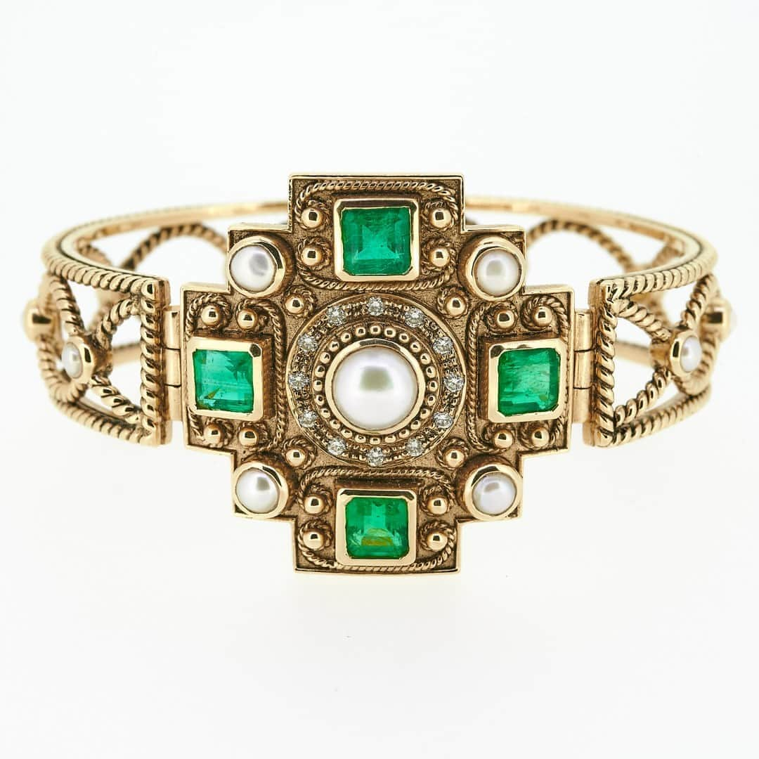 ジェイドジャガーさんのインスタグラム写真 - (ジェイドジャガーInstagram)「Back in, the Madonna cross cuff with emeralds, pearls and diamonds in 18k yellow gold.⠀⠀⠀⠀⠀⠀⠀⠀⠀ ⠀⠀⠀⠀⠀⠀⠀⠀⠀ For more info get in touch with the team at sales@jadejagger.com」9月5日 3時30分 - jadejezebeljagger