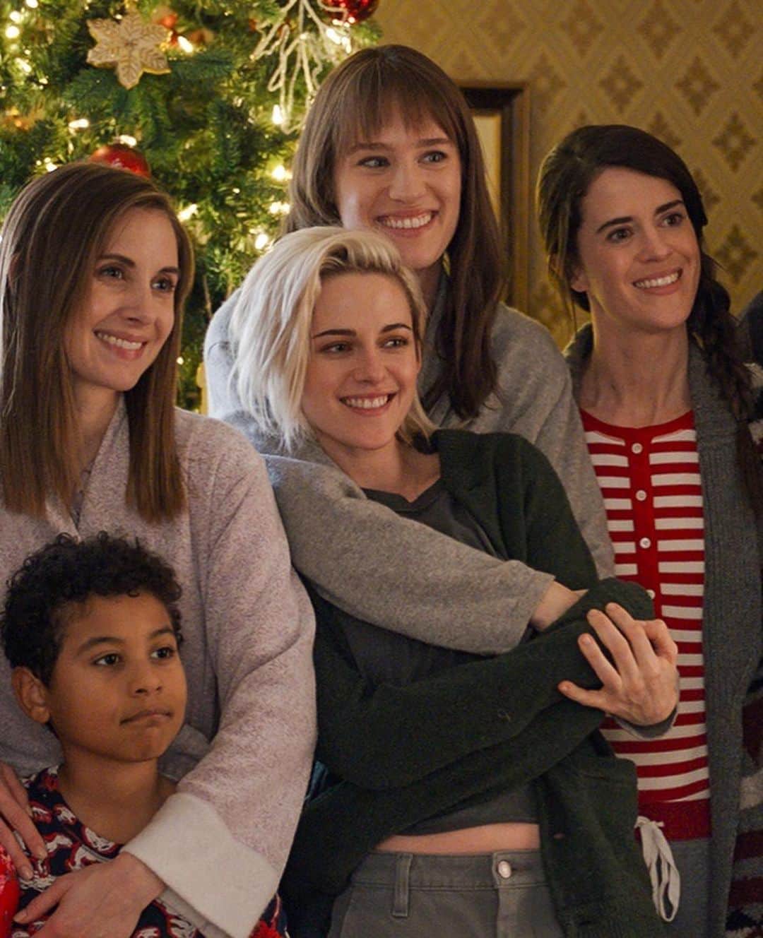 Just Jaredさんのインスタグラム写真 - (Just JaredInstagram)「Here’s your first look at Kristen Stewart and Mackenzie Davis in the upcoming gay Christmas rom-com “Happiest Season,” which will hit theaters in November #KristenStewart #MackenzieDavis #AlisonBrie #DanLevy #HappiestSeason Photos: Sony」9月5日 3時42分 - justjared