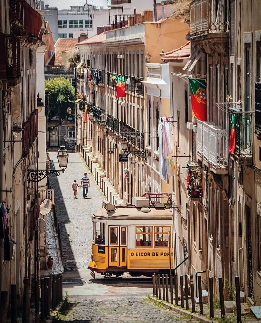 Instagramersさんのインスタグラム写真 - (InstagramersInstagram)「Enjoy this streets and tram at downtown Lisbon by @rgcbatista and @igerslisboa 🚋😍📸🙌✨ #igerslisboa #igersportugal」9月5日 3時35分 - igers