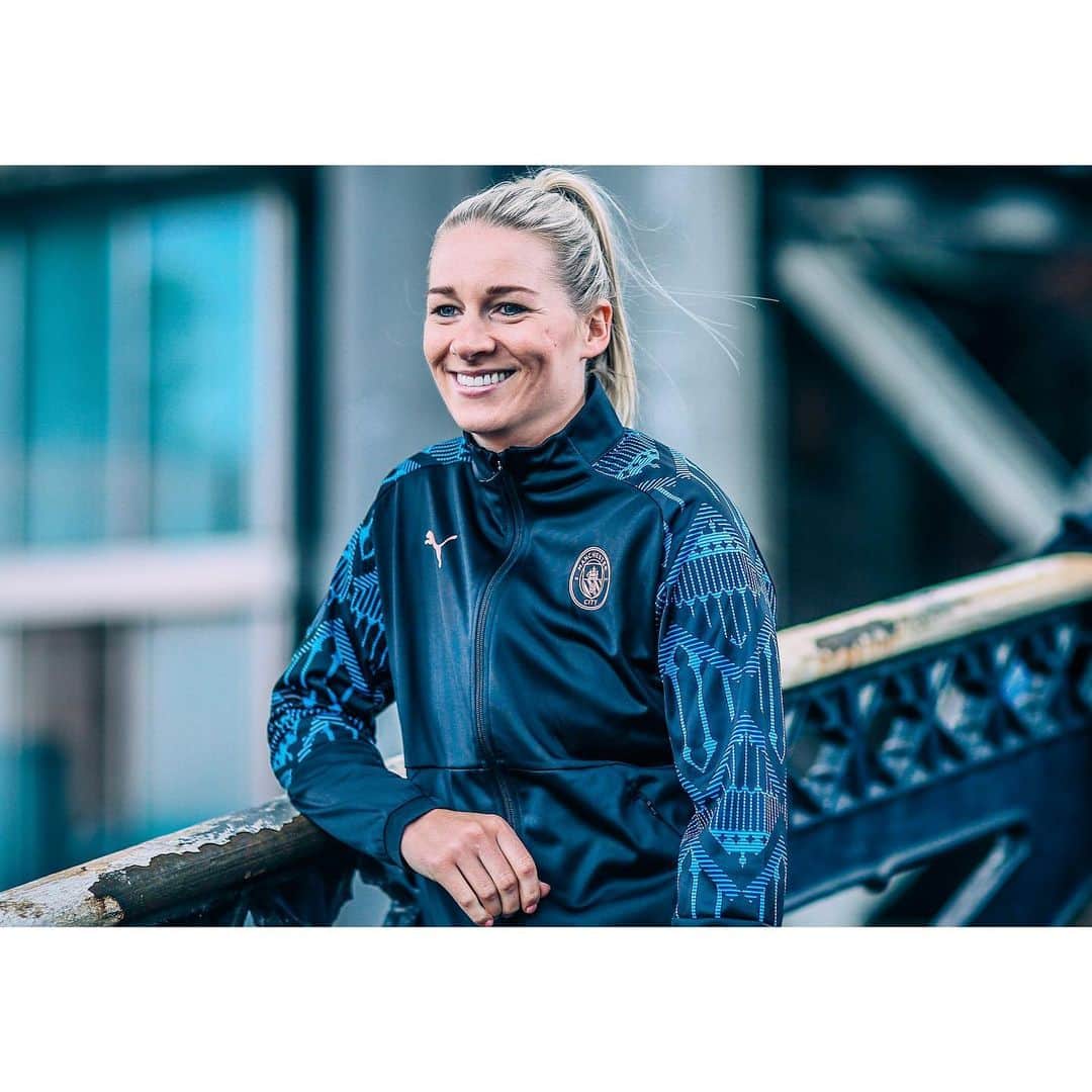 ジェンマ・ボナーのインスタグラム：「Excited to finally kick off the new season tomorrow 💥」