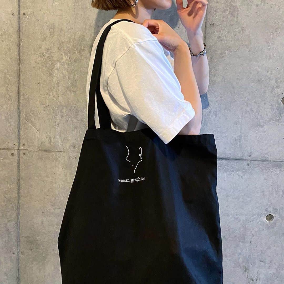 富久美玲のインスタグラム：「_ . 袋が有料化して何でも入る大きさの このトートバッグが今は必需品🥰！ . シンプルでどんな服も合うから⭕️ .  #ootd#bag#トートバッグ#humangraphics」