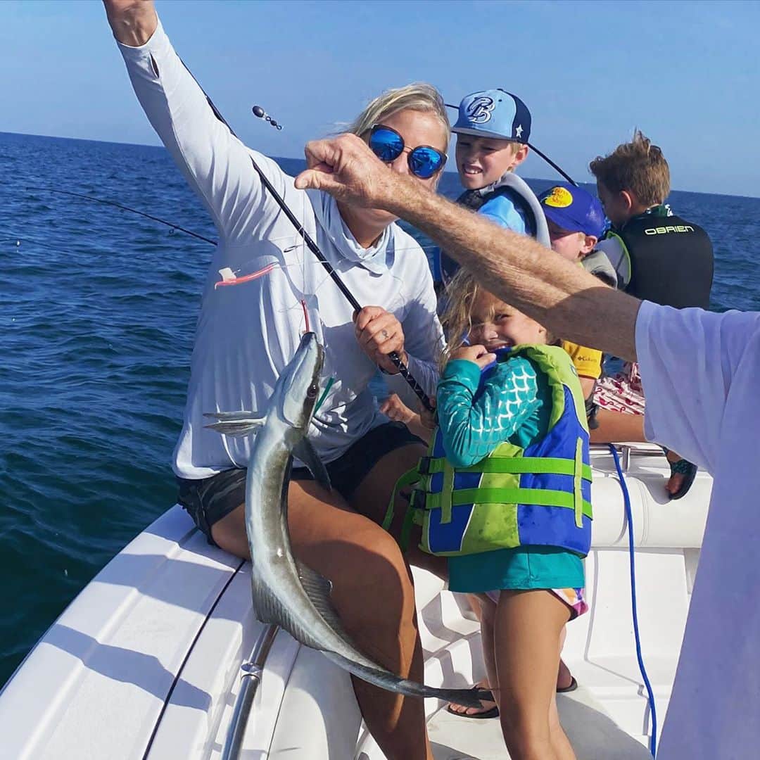 バッバ・ワトソンのインスタグラム：「Dakota & Caleb each caught fish today! Big thanks to the Sansing family for taking us out fishing! What an awesome day!! 🎣 #PensacolaLife」