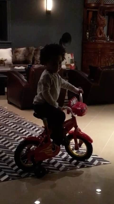 ラッセル・ウィルソンのインスタグラム：「Snap Counts & Fun! Flashback to when Future was 3! 😂😂」