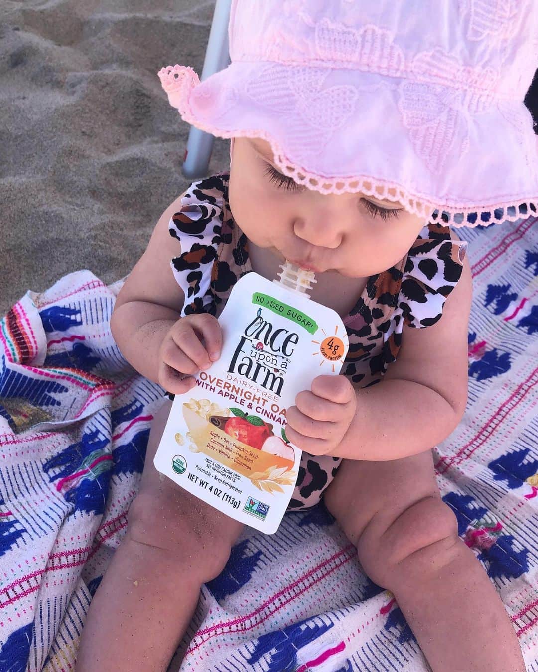 サマンサ・ドロークのインスタグラム：「Soaking up these last few days of summer with some breakfast on the beach 🏖 @onceuponafarm is her favorite on-the-go snack! It’s all organic, cold pressed foods that are fresh as it gets, without having to make it yourself. Which makes my life so much easier and baby happy and healthy. 😊 #farmmama #feedfresh #ofarmpartner #onceuponafarm #momlife」