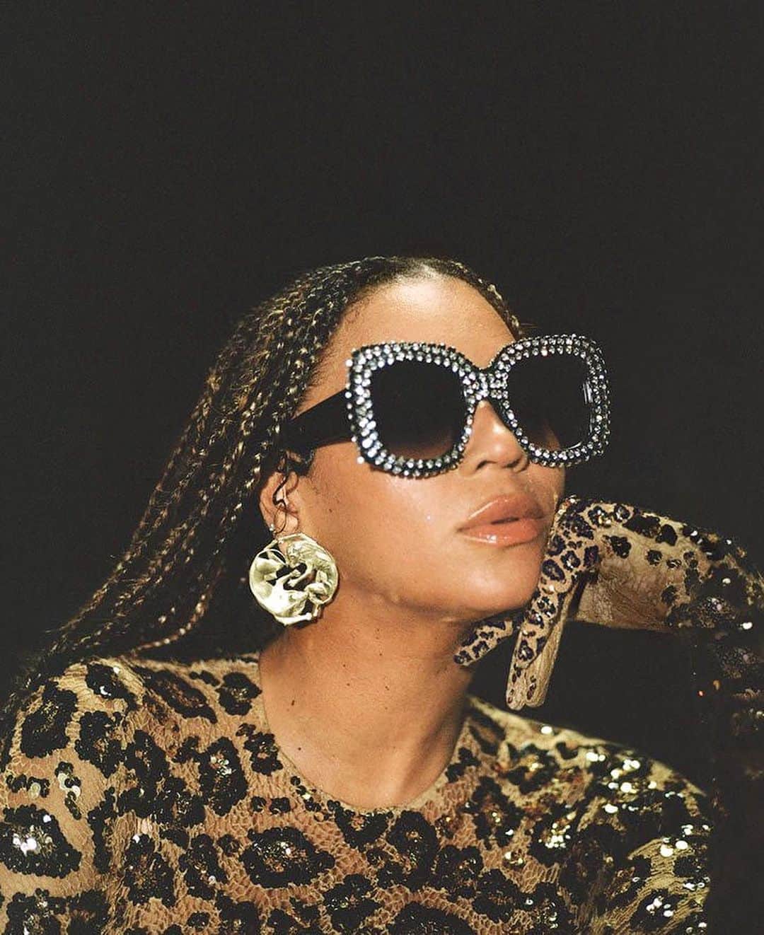 WHO WHAT WEARさんのインスタグラム写真 - (WHO WHAT WEARInstagram)「You know what it is. 🐝✨ Happy birthday, #Beyonce! In honor, tap our link for a look back at all of the magical style moments she's blessed us with over the years. Stay slaying, queen. photos: @beyonce」9月5日 4時01分 - whowhatwear