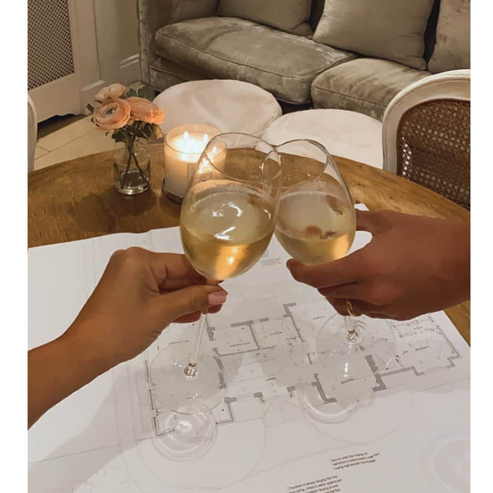 ビリー・フェアーズさんのインスタグラム写真 - (ビリー・フェアーズInstagram)「Planning Permission Approved ✔️   It’s a VERY happy Friday in the Shepherd house ... we finally got our planning Permission for our new house and we are soooooo excited 🥰❤️🙌🏻   Let the @homewiththesheps journey begin 🥂😅❤️」9月5日 4時04分 - billieshepherdofficial