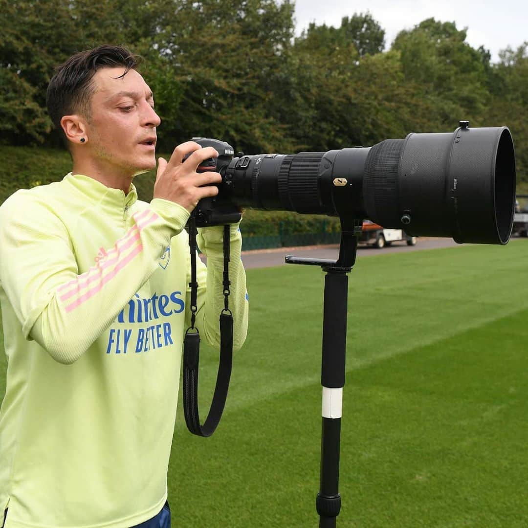 メスト・エジルのインスタグラム：「Swipe left to evaluate my photography skills 😁📸 Always happy to assist @stuart_photoafc 🤙🏼 #M1Ö」