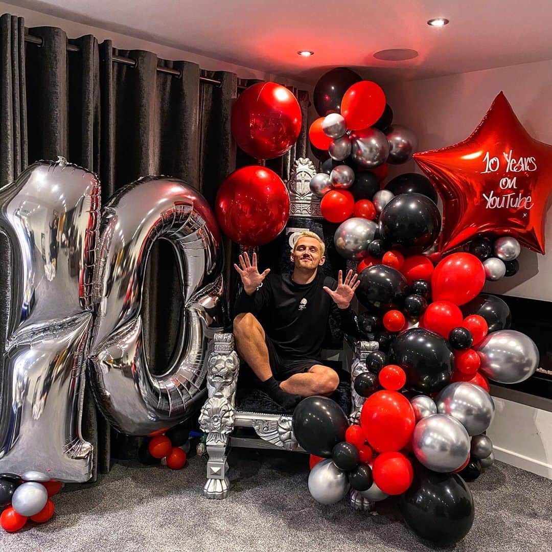 トム・キャセルのインスタグラム：「So crazy that 10 Years ago today I created my YouTube channel /TheSyndicateProject!  From selling Lucozades at school to buy my Xbox, to getting a part time job at McDonalds to afford my laptop to make videos with.  Becoming a YouTuber was my DREAM & somehow that became a reality!  Thankyou all for watching over these past 10 years.  I seriously mean it, thank you for ever taking the time out of your day to watch one of my videos I posted online <3  Balloons: @balloonboutiqueevents 💙」