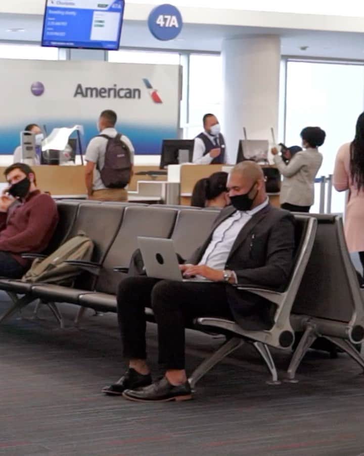 アメリカン航空のインスタグラム：「Traveling this Labor Day weekend? You’re never fully dressed without a face covering, which is required throughout your entire journey with us. #YouAreWhyWeFly」