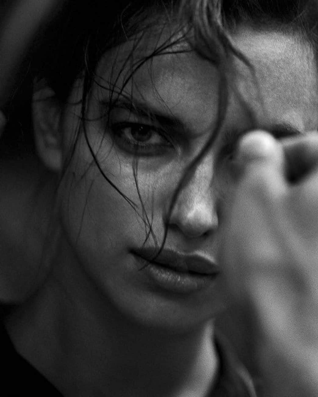 イリーナ・シェイクさんのインスタグラム写真 - (イリーナ・シェイクInstagram)「Remembering @therealpeterlindbergh 🖤 #forever」9月5日 4時32分 - irinashayk