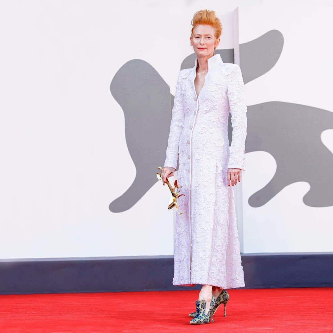 シャネルさんのインスタグラム写真 - (シャネルInstagram)「House ambassador Tilda Swinton attended the premiere of the movie ‘The Human Voice’ at the 77th edition of the Venice International Film Festival. The actress wore a long white silk coat with lace inlays from the CHANEL Spring-Summer 2020 Haute Couture collection.  #CHANELinCinema #CHANEL #TildaSwinton @LaBiennale #BiennaleCinema2020 #Venezia77 @CHANEL.Beauty #CHANELMakeup #CHANELFineJewelry」9月5日 4時36分 - chanelofficial