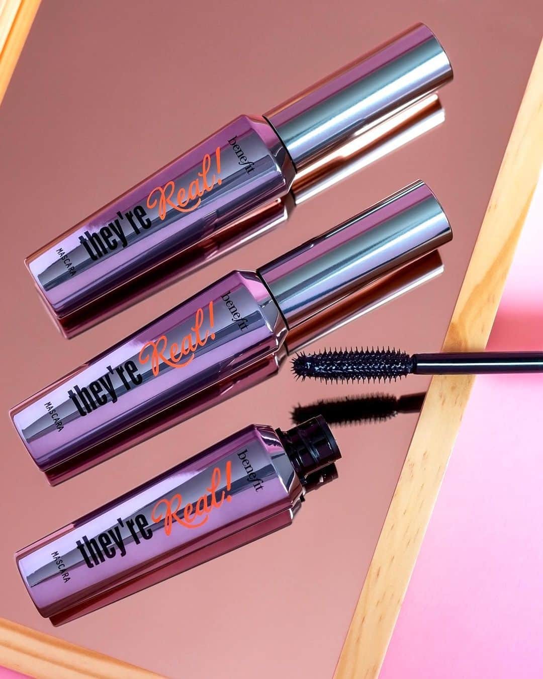 Benefit Cosmeticsさんのインスタグラム写真 - (Benefit CosmeticsInstagram)「Reasons we love #theyrerealmascara: it lengthens and lifts, is smudge-proof, and has special staggered bristles for real results! 💕 Available at @sephora!  📸: @gabrielle.shoots」9月5日 4時46分 - benefitcosmetics