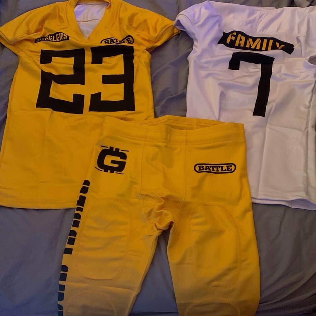 Freddie Gibbsのインスタグラム：「Got these fresh joints for Gary Youth Football Team appreciate my big bro @bigboz_worldwide we played football in high school and college together so U know what this mean to us. Thanks for allowing me to contribute #Steelers 🐰💪🏿」