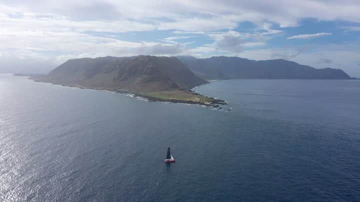 ジョン・ジョン・フローレンスのインスタグラム：「Exploring the island we call home with @lauryncribb   New sailing video live on Youtube! ⛵️」