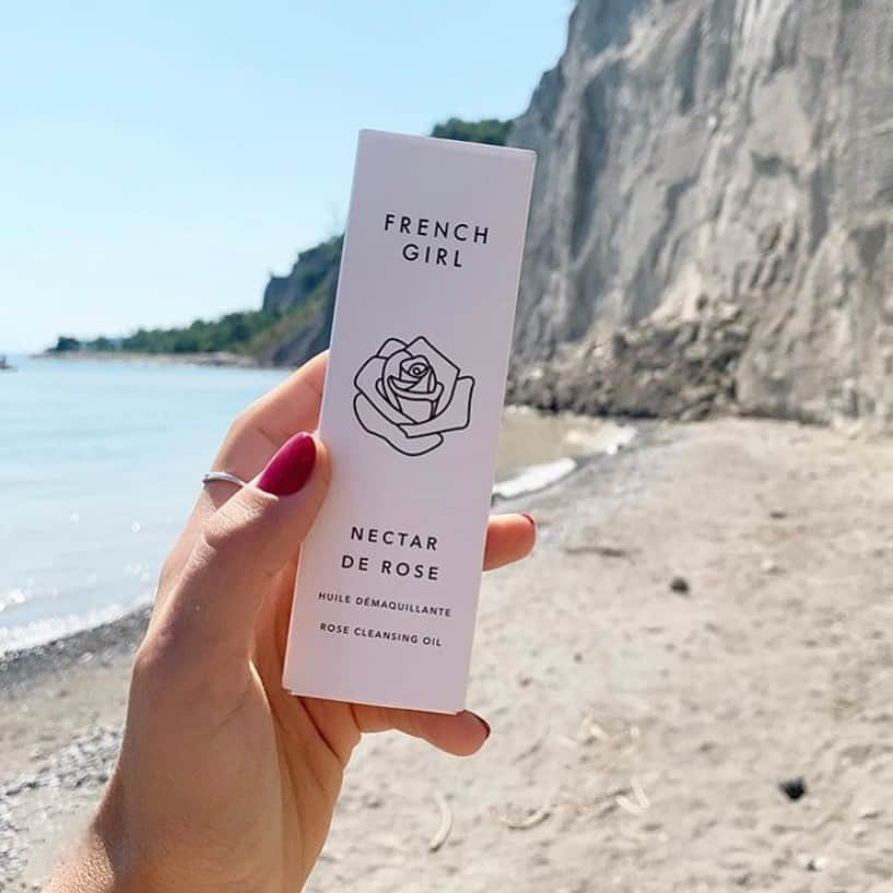 FRENCH GIRLさんのインスタグラム写真 - (FRENCH GIRLInstagram)「Somewhere on a beach in France...🌊✨  Nectar de Rose is a gentle cleansing oil that removes impurities from the skin using skin-similar oils to break down makeup and replenish the complexion. 🍯  Use before cleansing and toning for fresh, beach-ready skin 🌞  Photo by @les.essentiels ⛅️」9月5日 4時53分 - frenchgirlorganics