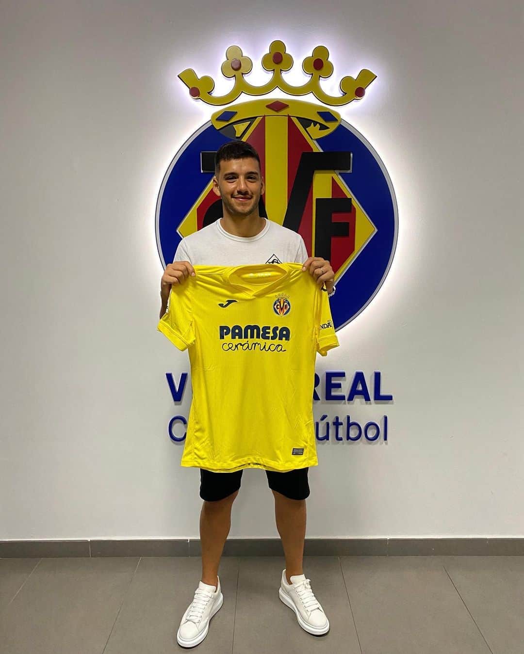 ヘロニモ・ルジのインスタグラム：「Feliz con este nuevo desafío! Gracias @villarrealcf por la confianza y a toda su afición por el recibimiento! Prometo dar todo de mi para llevar al #Submarino a lo mas alto! 💛」