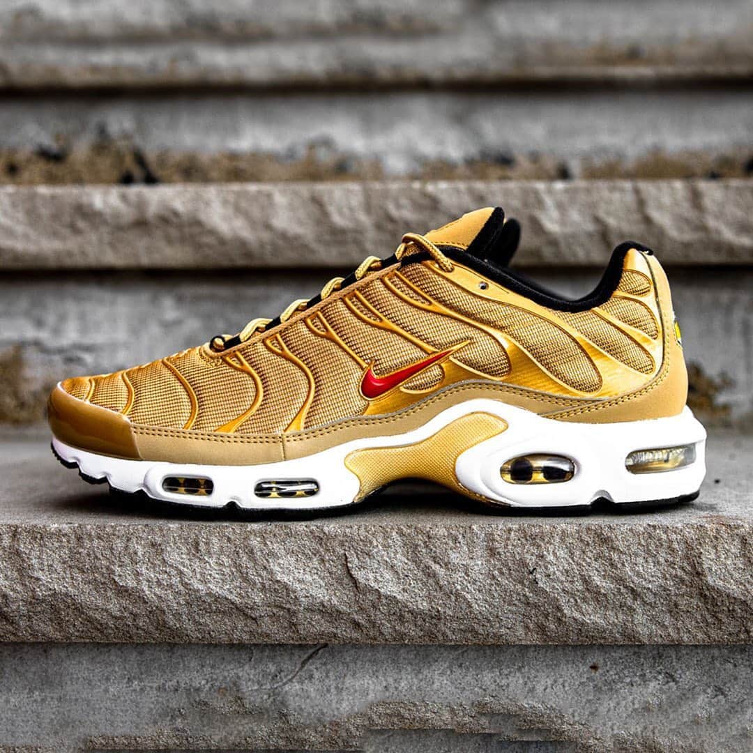 HYPEBEASTさんのインスタグラム写真 - (HYPEBEASTInstagram)「@hypebeastkicks: @nike is re-releasing the Air Max Plus "Metallic Gold." First released in 2017, the pair is nicknamed the “Gold Bullet,” earning its name from the popular Air Max 97 colorway “Silver Bullet” that found itself translated onto the Air Max Plus when Nike was celebrating the AM97’s 20th anniversary. The AM97 did also appear in “Metallic Gold,” which once again inspired this pair here. The pair will release on September 12 exclusively via @footlocker Inc.’s accounts for $160 USD.⁠⠀ Photo: Footlocker⁠」9月5日 4時55分 - hypebeast