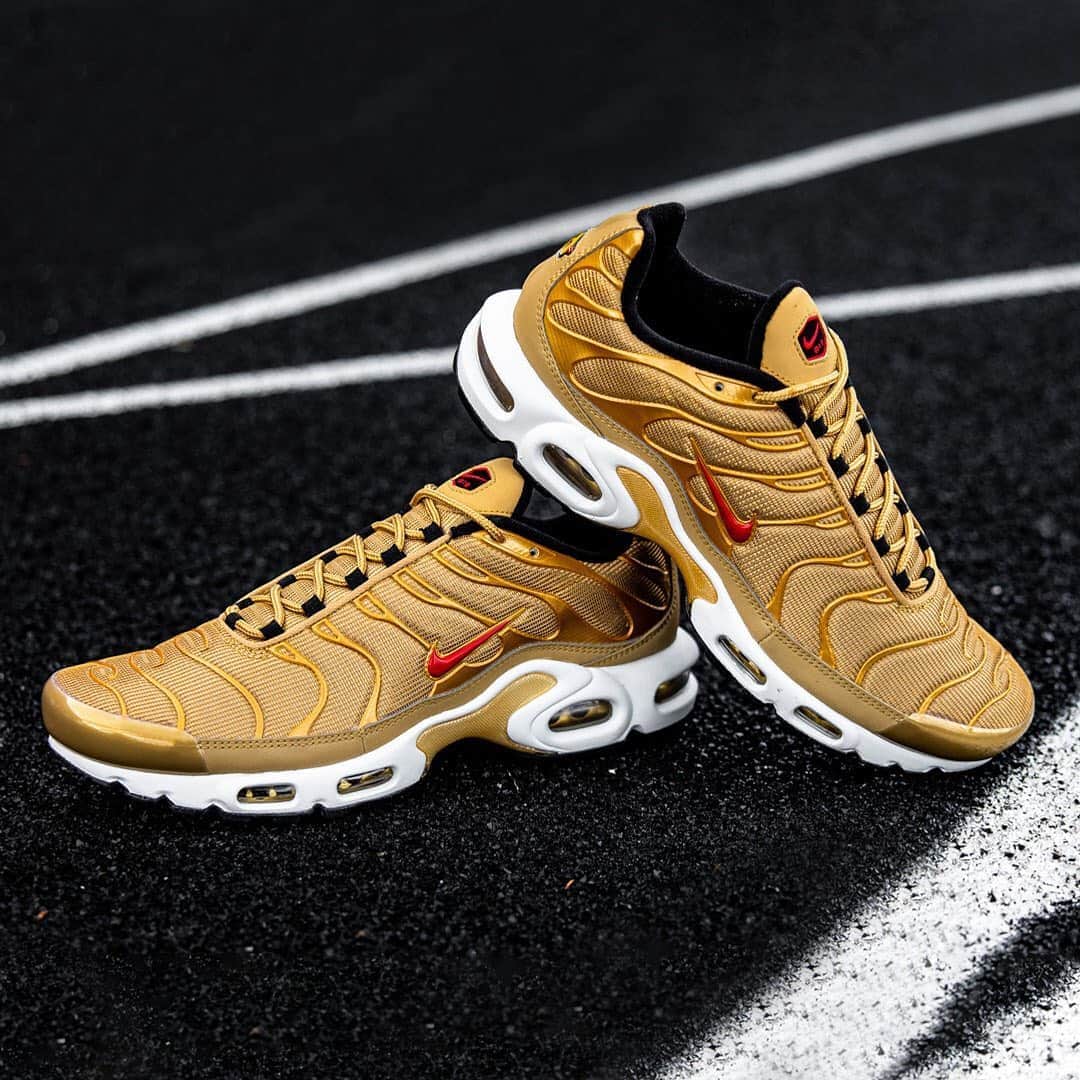 HYPEBEASTさんのインスタグラム写真 - (HYPEBEASTInstagram)「@hypebeastkicks: @nike is re-releasing the Air Max Plus "Metallic Gold." First released in 2017, the pair is nicknamed the “Gold Bullet,” earning its name from the popular Air Max 97 colorway “Silver Bullet” that found itself translated onto the Air Max Plus when Nike was celebrating the AM97’s 20th anniversary. The AM97 did also appear in “Metallic Gold,” which once again inspired this pair here. The pair will release on September 12 exclusively via @footlocker Inc.’s accounts for $160 USD.⁠⠀ Photo: Footlocker⁠」9月5日 4時55分 - hypebeast