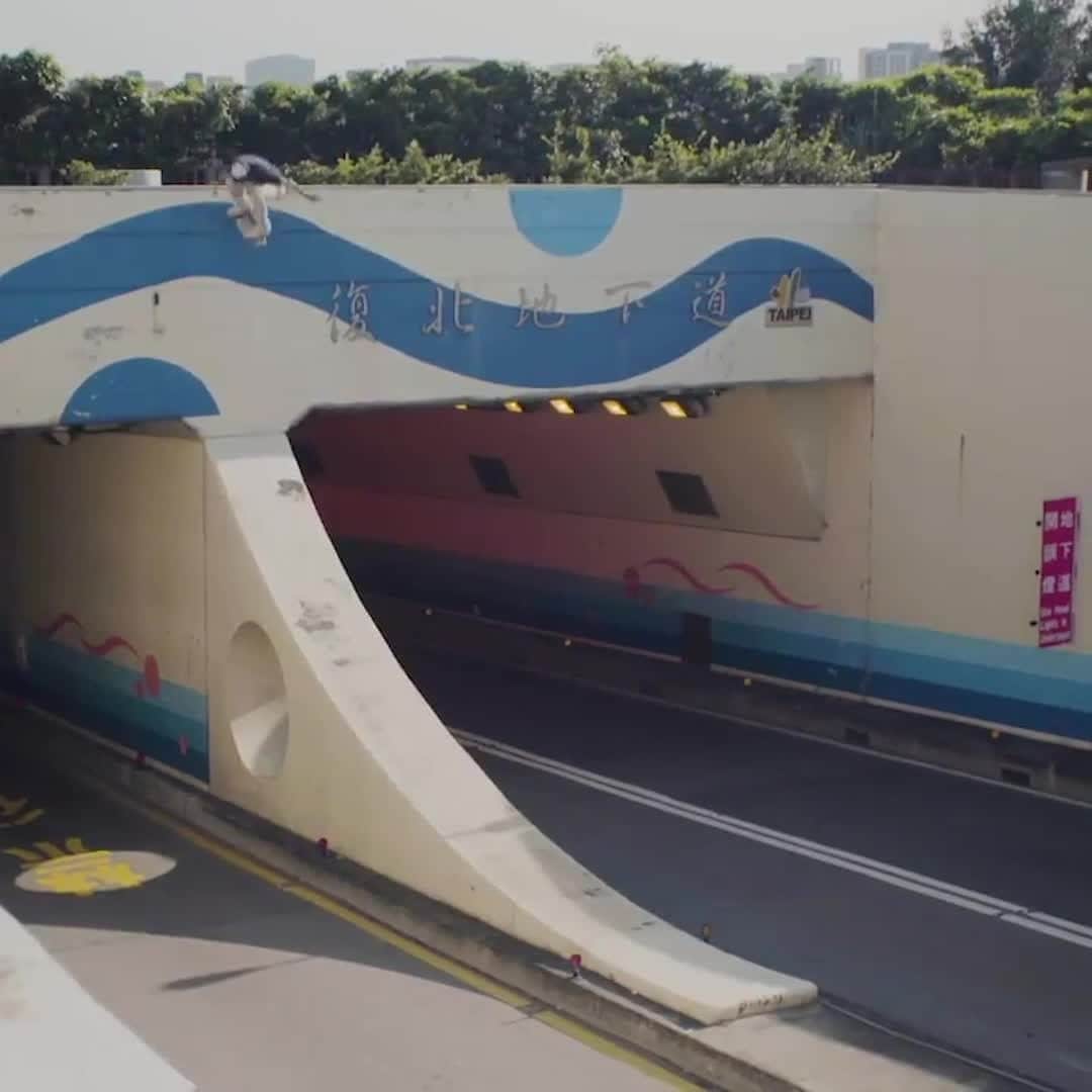 レッドブルのインスタグラム：「this tail drop is I C O N I C  🏃‍♂️: @shecks @redbullskate #skateboarding #skate #redbull #givesyouwings」