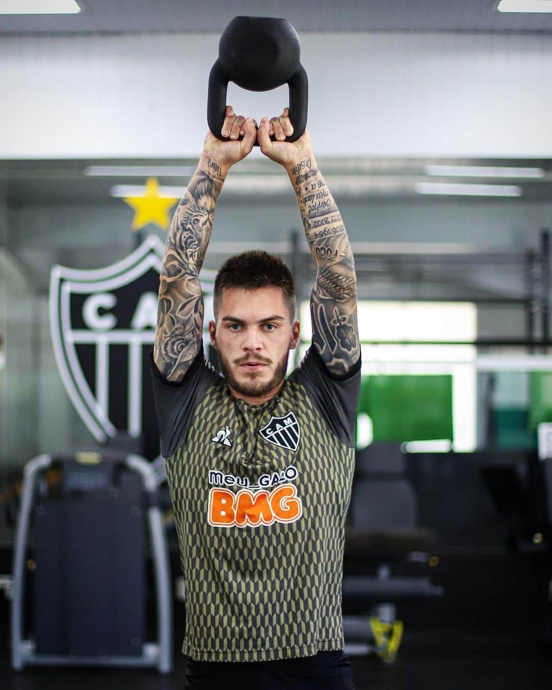 ナタンのインスタグラム：「Sorte é o resultado de muito esforço, trabalho e dedicação 💪🏻🐔」