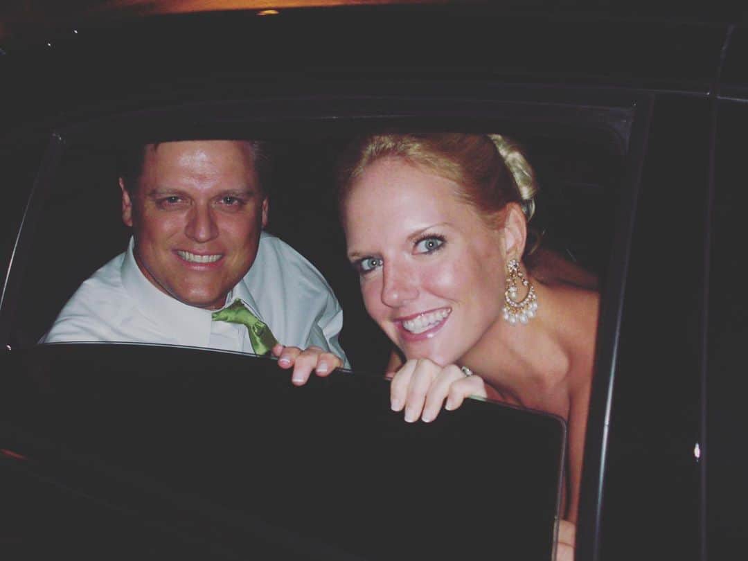 エミリー・スワローのインスタグラム：「Once upon a time, when my big bro @swallzz met @spajcic, we all saw the magic.  Ten years and two gorgeous kids later, it’s still there.  Brian and Shaara, you are two dazzling humans whose combined charisma is off the charts, and your partnership is beautiful to see.  Love you and can’t wait to see you! * * * #happyanniversary #decade #10years」