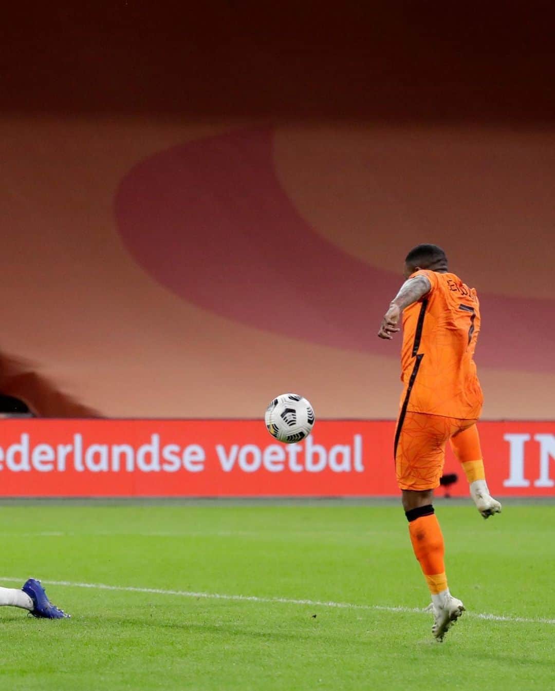 サッカー オランダ代表チームさんのインスタグラム写真 - (サッカー オランダ代表チームInstagram)「STEVIE! 1ste goal in Oranje 🔥🧡  #NEDPOL #NationsLeague」9月5日 5時14分 - onsoranje