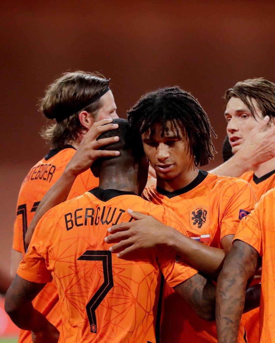 サッカー オランダ代表チームさんのインスタグラム写真 - (サッカー オランダ代表チームInstagram)「STEVIE! 1ste goal in Oranje 🔥🧡  #NEDPOL #NationsLeague」9月5日 5時14分 - onsoranje
