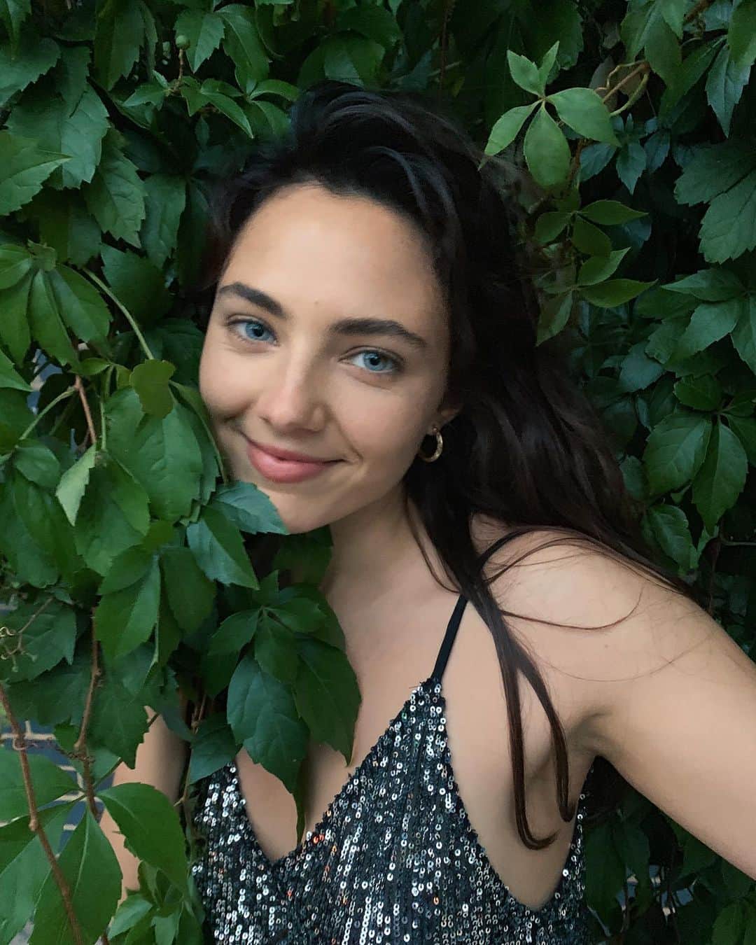 Amelia Zadroさんのインスタグラム写真 - (Amelia ZadroInstagram)「Sharing a sweet reconciliation moment with mumma nature (aka this vine I found on a highway) when we realised I was wearing a 99% second hand outfit (except for the vejas & underwear) Consistent baby steps on any path and then one day we realise we doin goooood !!!」9月5日 5時15分 - ameliazadro