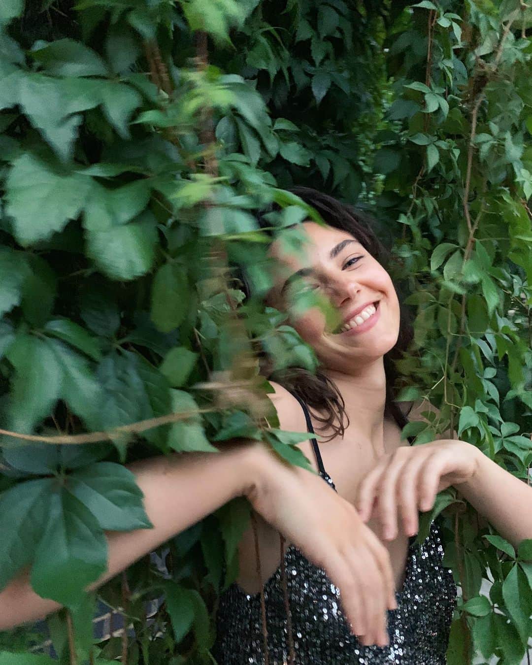 Amelia Zadroさんのインスタグラム写真 - (Amelia ZadroInstagram)「Sharing a sweet reconciliation moment with mumma nature (aka this vine I found on a highway) when we realised I was wearing a 99% second hand outfit (except for the vejas & underwear) Consistent baby steps on any path and then one day we realise we doin goooood !!!」9月5日 5時15分 - ameliazadro