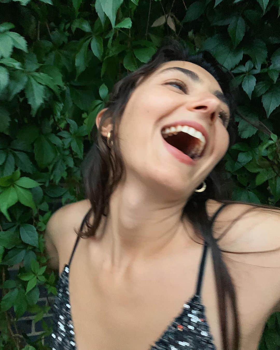 Amelia Zadroさんのインスタグラム写真 - (Amelia ZadroInstagram)「Sharing a sweet reconciliation moment with mumma nature (aka this vine I found on a highway) when we realised I was wearing a 99% second hand outfit (except for the vejas & underwear) Consistent baby steps on any path and then one day we realise we doin goooood !!!」9月5日 5時15分 - ameliazadro