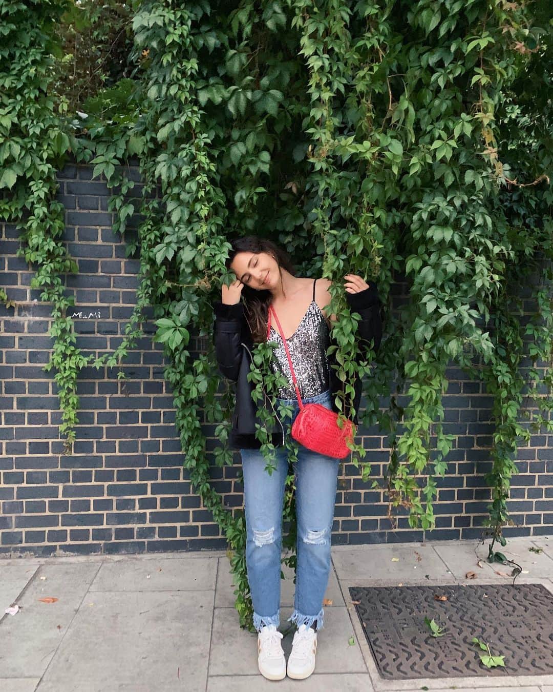 Amelia Zadroさんのインスタグラム写真 - (Amelia ZadroInstagram)「Sharing a sweet reconciliation moment with mumma nature (aka this vine I found on a highway) when we realised I was wearing a 99% second hand outfit (except for the vejas & underwear) Consistent baby steps on any path and then one day we realise we doin goooood !!!」9月5日 5時15分 - ameliazadro