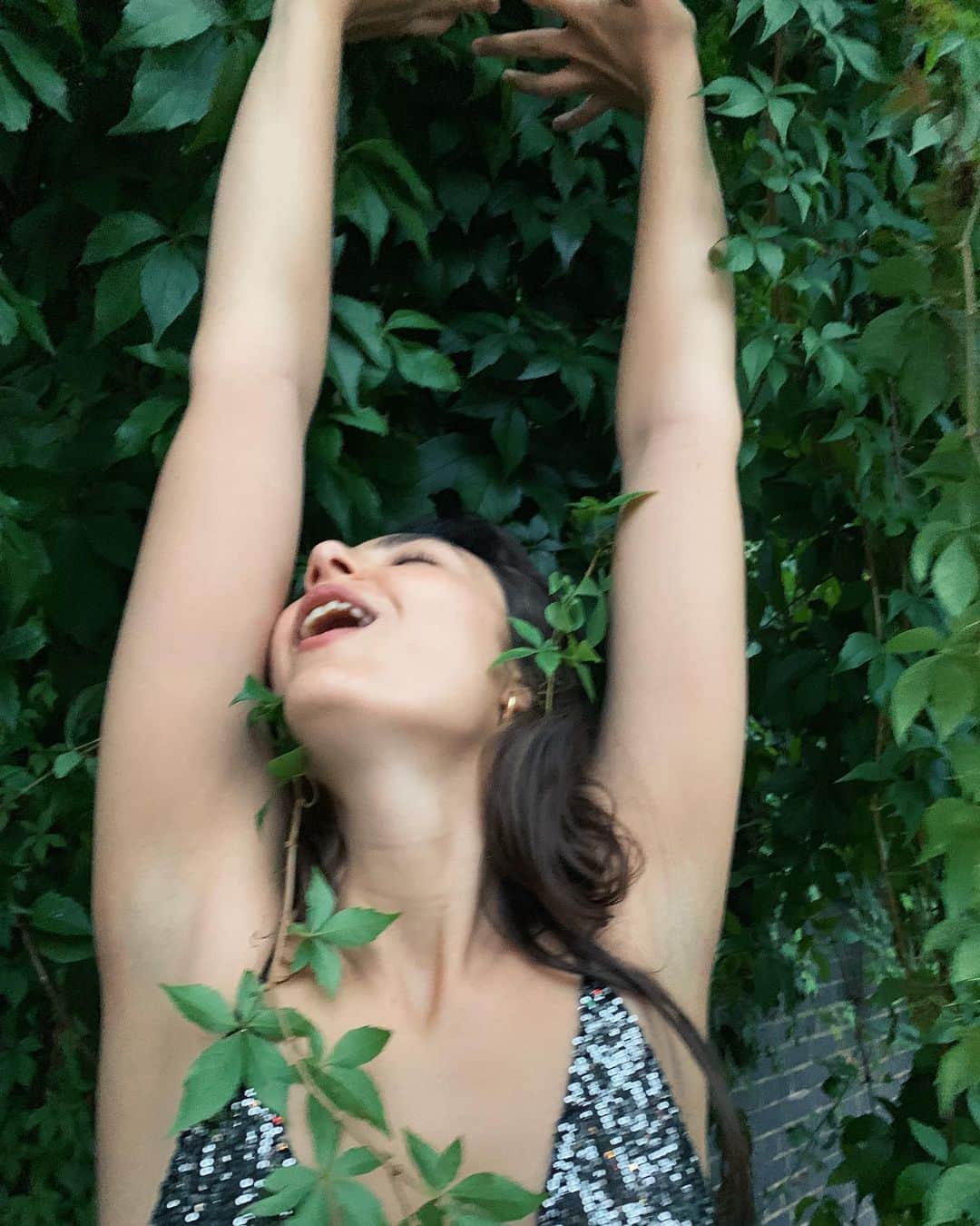 Amelia Zadroさんのインスタグラム写真 - (Amelia ZadroInstagram)「Sharing a sweet reconciliation moment with mumma nature (aka this vine I found on a highway) when we realised I was wearing a 99% second hand outfit (except for the vejas & underwear) Consistent baby steps on any path and then one day we realise we doin goooood !!!」9月5日 5時15分 - ameliazadro