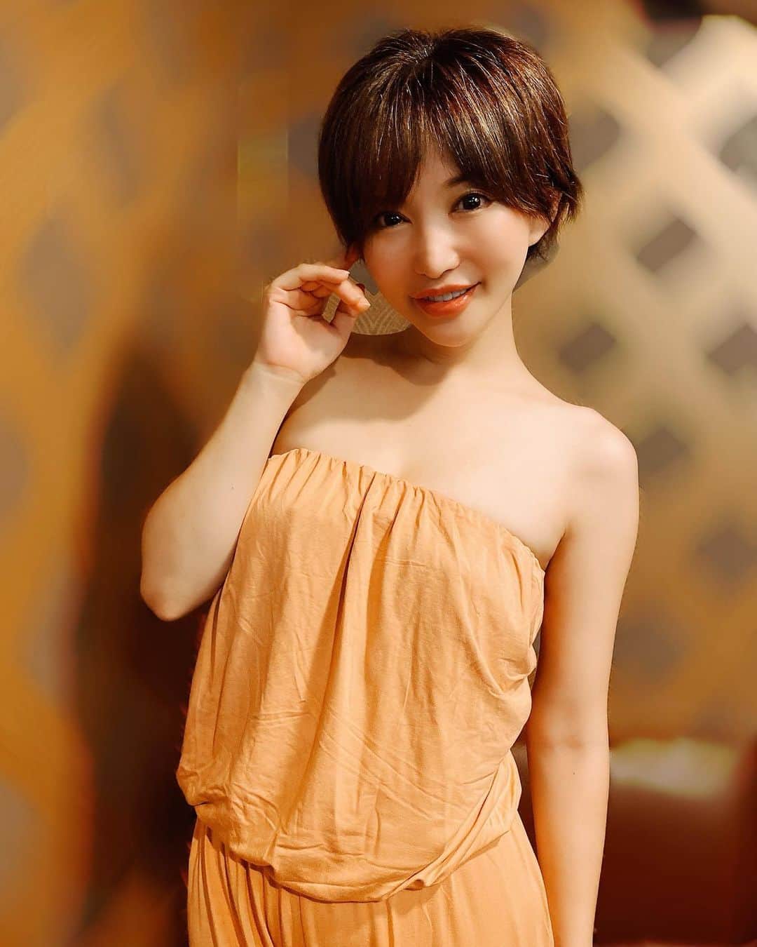 里美ゆりあのインスタグラム：「アサヒ芸能さんから取材うけてきたよ😊  担当の方とは15年以上前から取材を受けさせてもらってて昔の私の話しとか覚えて下さってて照れくさかった😂  ありがとうございました😊  #アサヒ芸能 #取材 #すべらない話 #里美ゆりあ」