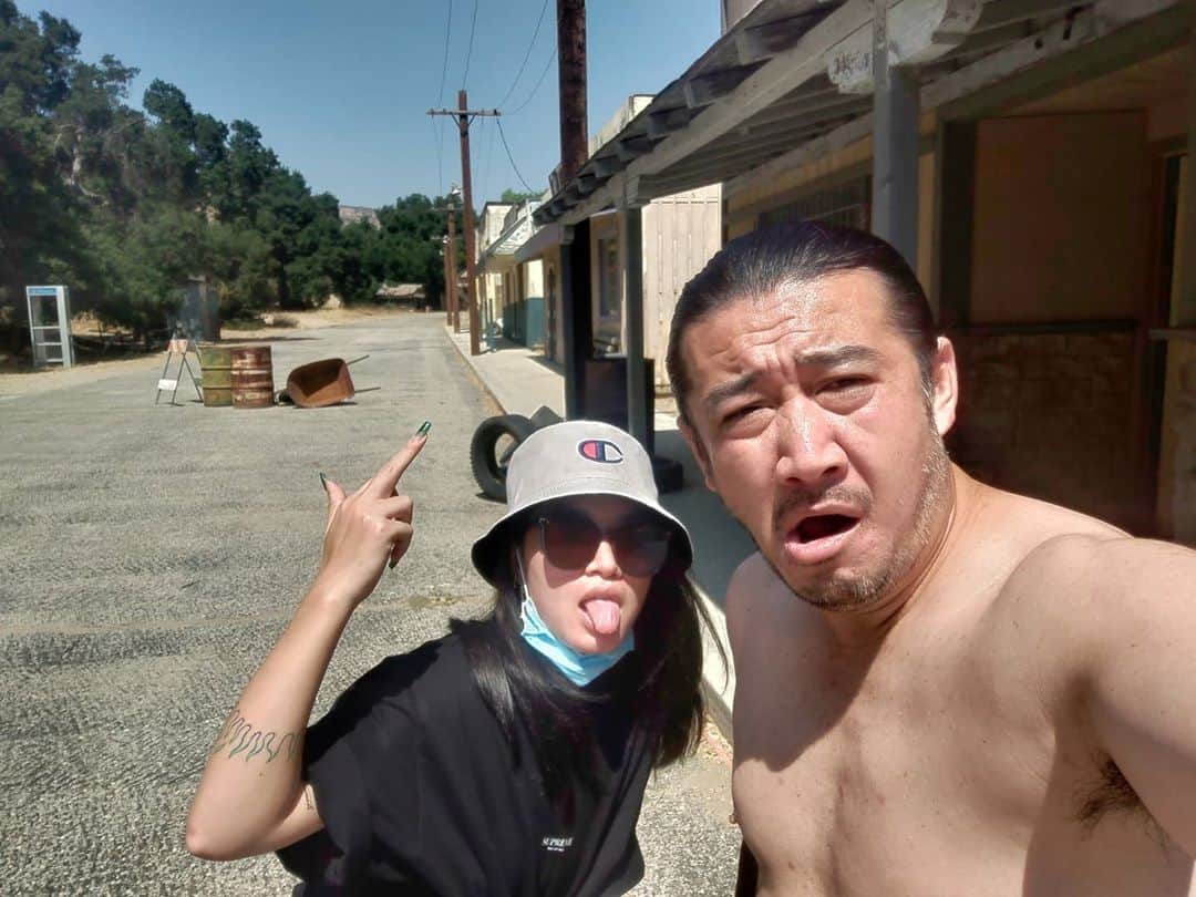 のインスタグラム：「Everyone is about start melting down on the set in Santa Clarita...」