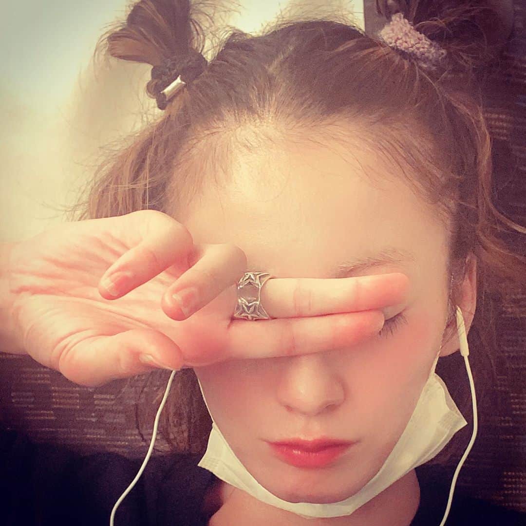 のインスタグラム：「忍法。。。  目覚めの術⭐︎⭐︎⭐︎  #寝起きの脳内です #浮かびたてでお届けします  【OA情報】 9/5(土)8:30～9:55　生放送 関西テレビ「土曜はナニする！？」  https://www.ktv.jp/donani/  #大阪の朝 #ぐんもです  お邪魔します。 髪型これではお邪魔しません。 🙏」