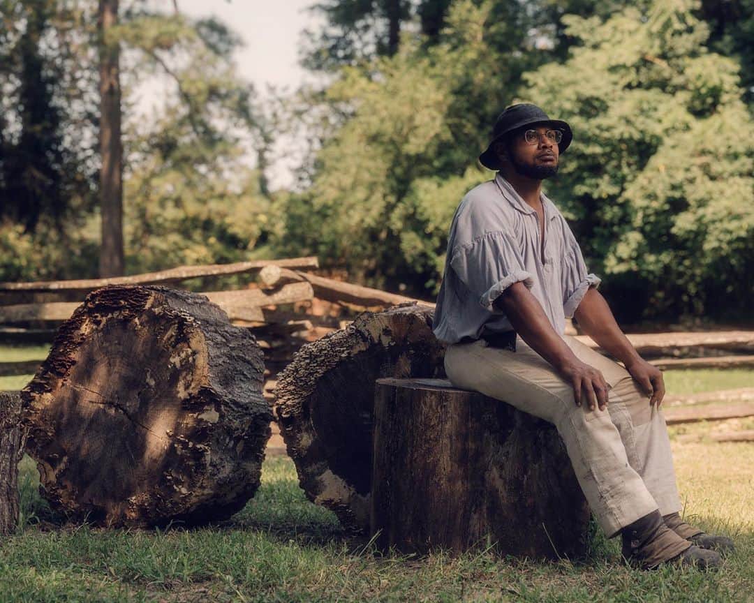 のインスタグラム：「Photo by @jaredsoares Ayinde Martin, who is portraying a journeyman carpenter at the Carpenter’s Yard, at Colonial Williamsburg in the City of Williamsburg, Virginia. Martin has worked as a carpenter in the Yard for 10 years, using tools and methods from the period to transform trees into lumber, cut and raise heavy timber building frames, and enclose new structures with siding and roofing. The majority of the items made at the Yard will be used in and around Colonial Williamsburg.」