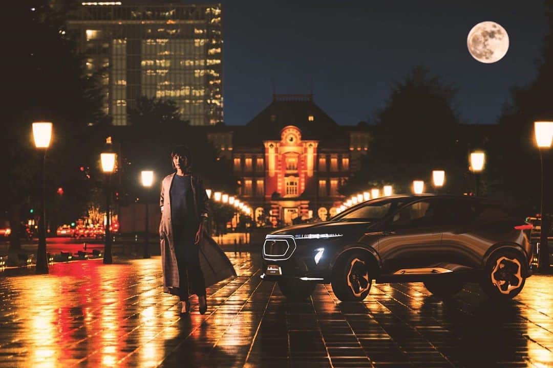 西谷綾子のインスタグラム：「🚘🌇🚗🌆 PHIARO GROUPさんのモデルを務めさせて頂きました☺️  撮影スタッフの皆さんチームワークが素晴らしく 心地の良い撮影現場でした😊  ご一緒出来て嬉しいです🤝💓  @phiaro_group  フォローよろしくお願いします😍  #phiarogroup #design #car #creatingnewvalue  #dream #touching #challenge #creative #innovative  #photoshooting #interiordesign #original #japan #tokyo #automotive #automotivephotography #model  #車 #デザイン #こだわり #独創的 #革新的 #東京 #東京駅 #満月 #風景」