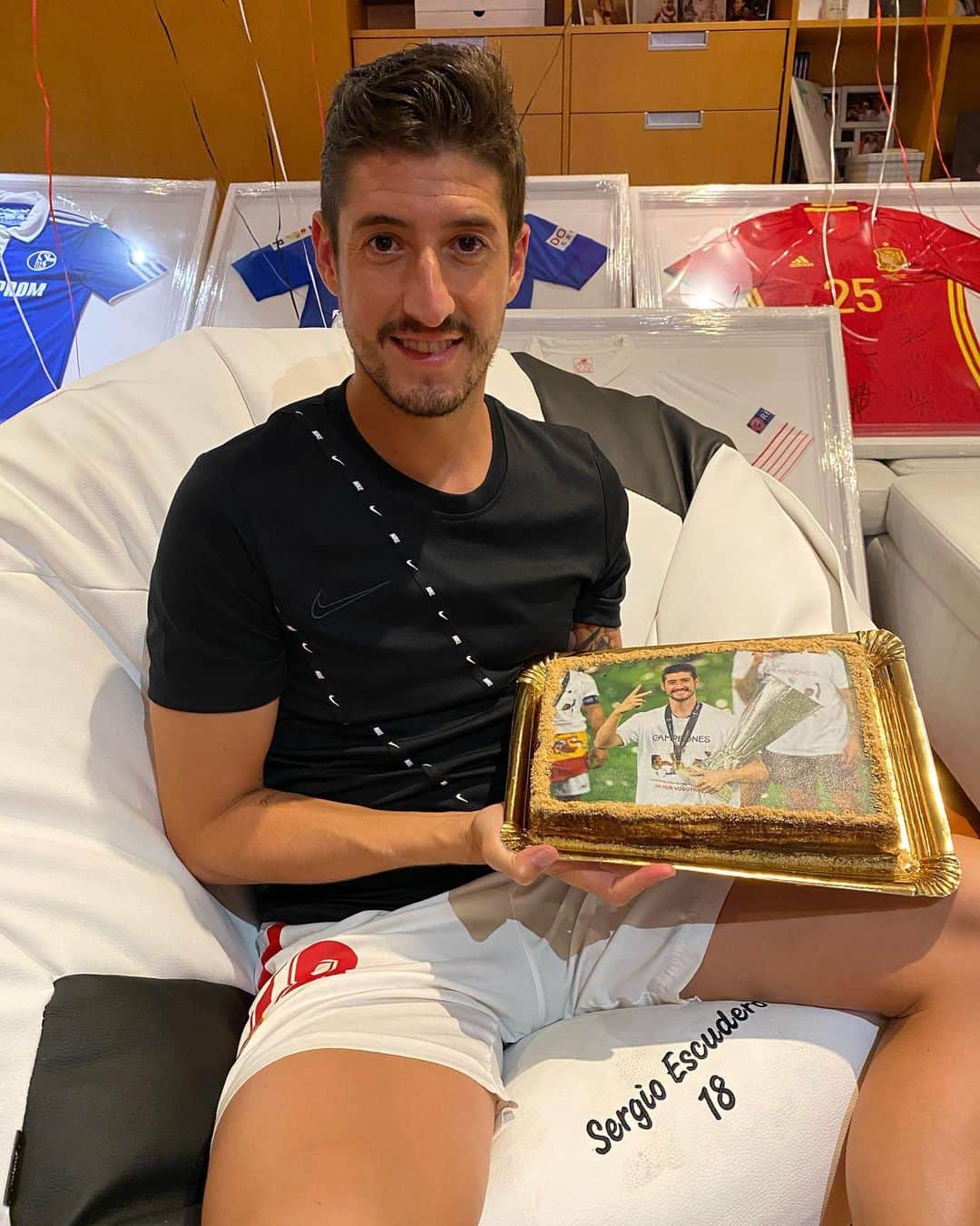 セルヒオ・エスクデロのインスタグラム：「Muchas gracias a todos por las felicitaciones! 🥳 y a ti mi amor @tatyana_cs por la sorpresa tan bonita que me has preparado! 😍  Te quiero con locura」