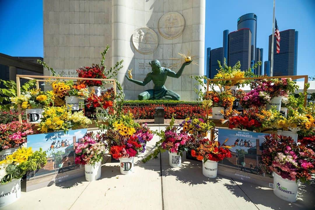 ビッグ・ショーンさんのインスタグラム写真 - (ビッグ・ショーンInstagram)「Look at what my City did for me! Go take a pic there at the Spirit Of Detroit if you can and tag me. Wake up and smell the roses! 🌹💐🌺Thank you @1800flowers #Detroit2  #mademesmile」9月5日 5時52分 - bigsean