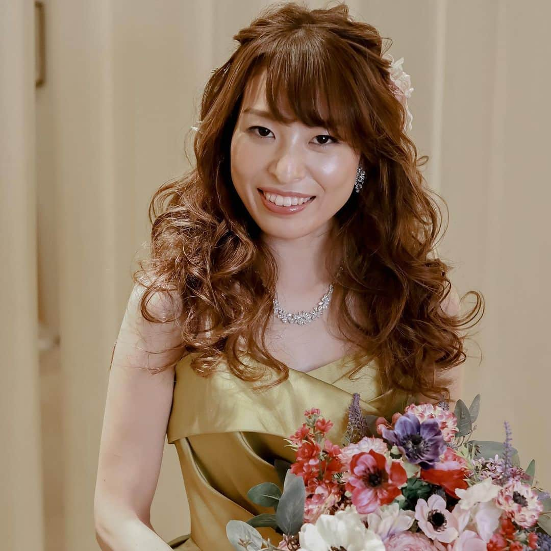 Tomoyo Kitamuraさんのインスタグラム写真 - (Tomoyo KitamuraInstagram)「先日の花嫁様♡ お色直しはふあふあダウンアレンジにお花をたっぷり 💒グランドオリエンタルみなとみらい 出張ブライダルヘアメイクご予約可能日 9,10月🈳あります。 11月以降もお問い合わせ下さいませ♡ 全国出張も可能です。 メニュー料金表はホームページにございます。 お気軽にお問い合わせくださいませ♡ ブライダル→ @blanche_bride  サロン→ @blanche_ginza  #ヘアアレンジ #ヘアセット #ヘアスタイル  #ブライダル #ブライダルヘア  #ウェディングドレス #外注ヘアメイク  #東京會舘花嫁 #結婚式 #花嫁 #プレ花嫁 #コンラッド花嫁 #ホテルウェディング  #グラハイ花嫁 #美容師 #出張ブライダル  #ヘアメイク #ホテル婚  #出張ブライダルヘアメイク  #和装 #色打掛 #白無垢 #和髪 #ハツコエンドウ  #2020冬婚 #2021夏婚 #2020秋婚 #2021春婚」9月5日 5時57分 - tmy_o3.pugmi