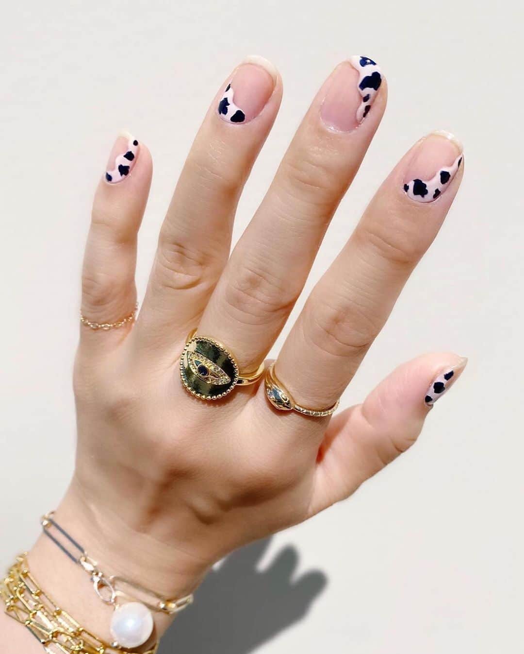 WHO WHAT WEARさんのインスタグラム写真 - (WHO WHAT WEARInstagram)「Who doesn't love a good short nail moment? 💅 We've rounded the chicest, most creative, and best of all, doable nail-art ideas in the link in our bio.  photos: @evemeetswest, @thehangedit, @heartzeena, @betina_goldstein」9月5日 5時58分 - whowhatwear