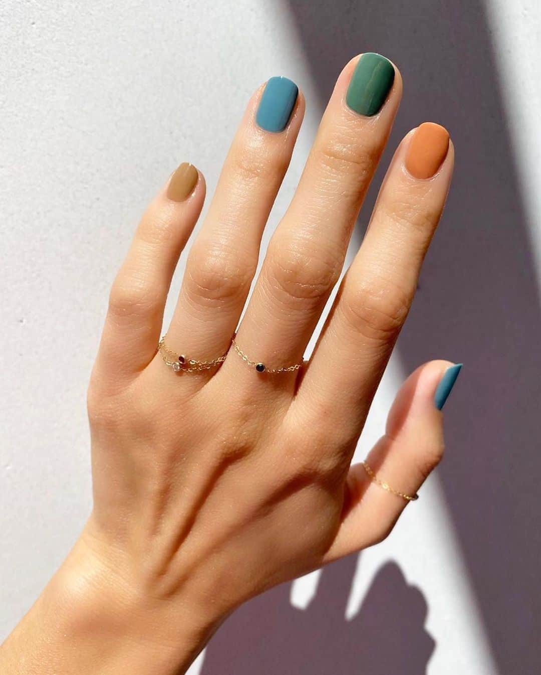 WHO WHAT WEARさんのインスタグラム写真 - (WHO WHAT WEARInstagram)「Who doesn't love a good short nail moment? 💅 We've rounded the chicest, most creative, and best of all, doable nail-art ideas in the link in our bio.  photos: @evemeetswest, @thehangedit, @heartzeena, @betina_goldstein」9月5日 5時58分 - whowhatwear