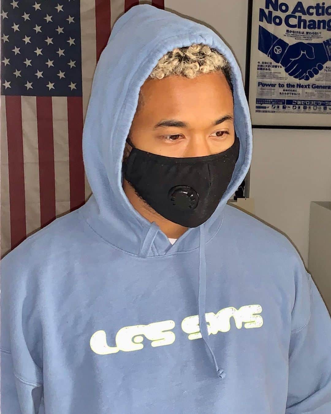 トロ・イ・モアのインスタグラム：「les sins reflective merch now up at store.toroymoi.com」
