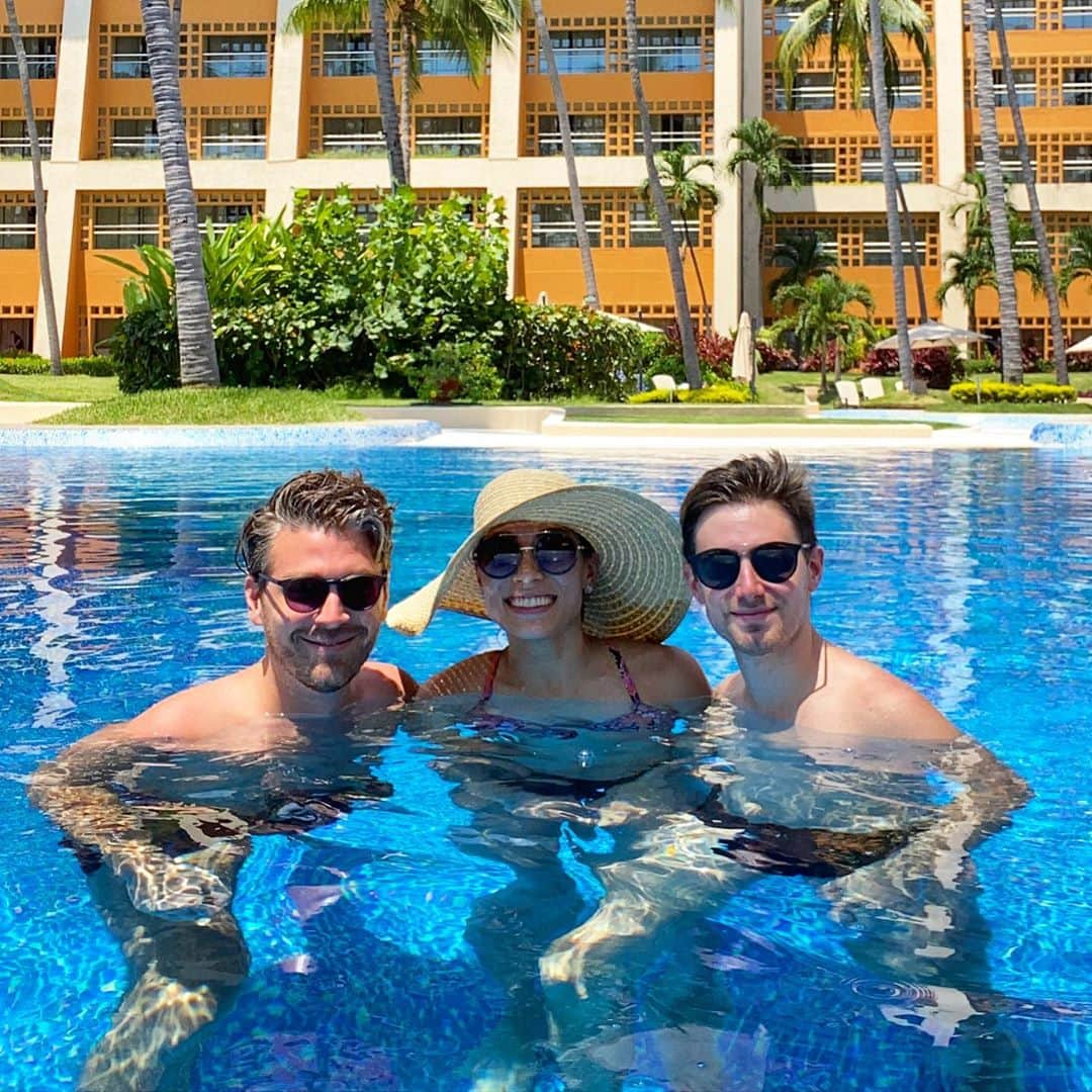 ダグラス・ラザノのインスタグラム：「Excited to use our passports again! #puertovallarta #mexico」