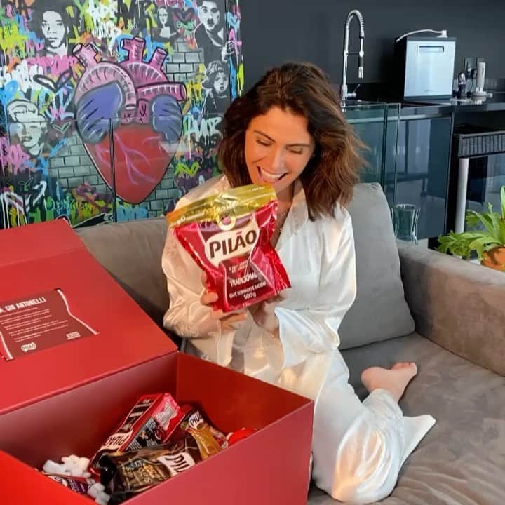 Giovanna Antonelliのインスタグラム：「Os apaixonados por café me entenderão ❤️ Essa caixa que chegou, com certeza vai me dar mais força ainda pra encarar o dia a dia!  Falando em força....  Quer ver o que mais @cafepilao colocou dentro dessa caixa??  Ha! Ha! Corre lá nos stories!!!! ❤️ #ForçaQueTeDáForça #ad」