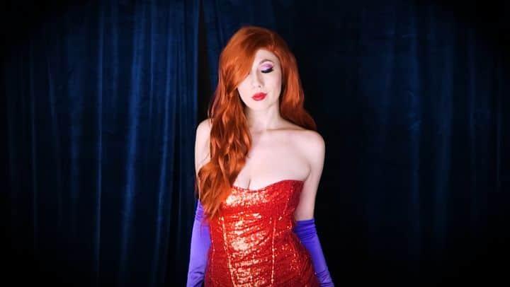 リンジー・エリースのインスタグラム：「"Why Don't You Do Right..." 💋  I'm so happy to finally share this little clip from my Jessica Rabbit cosplay cover! I sang, did my own makeup, and shot and edited this video! I couldn't be more proud! ------------------------------------------  Massive thank you to @soundwavesproductions for recording the vocals and mastering for me 😍 Always a pleasure!」