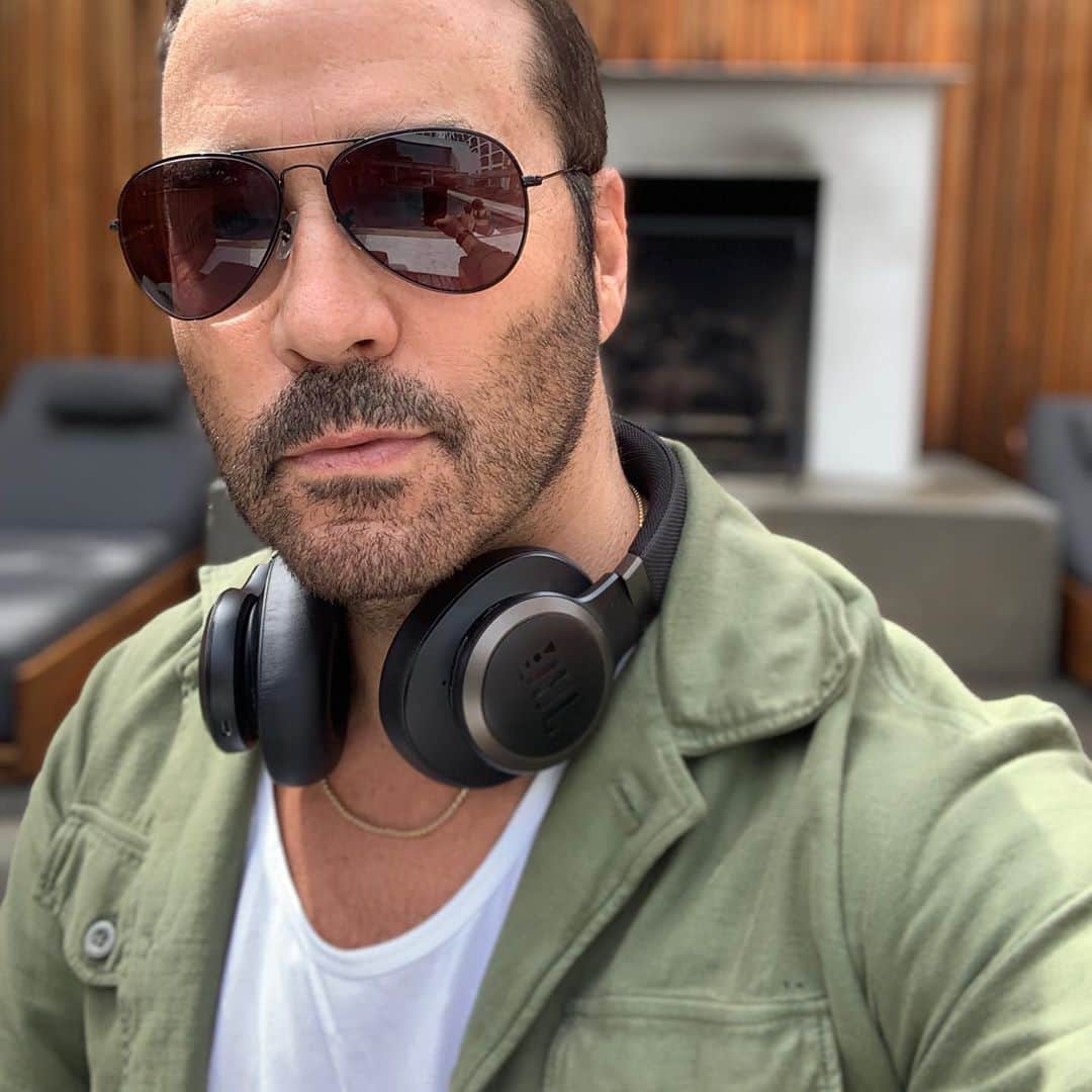 ジェレミー・ピヴェンのインスタグラム：「New headshot to DJ  Bar Mitzvahs and weddings! Available for bookings ...」