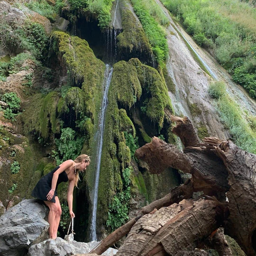 SONYA ESMANのインスタグラム：「the earth is so cute 🦋」