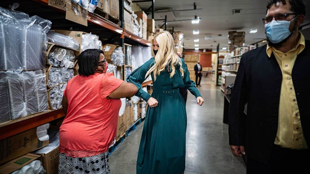 イヴァンカ・トランプさんのインスタグラム写真 - (イヴァンカ・トランプInstagram)「‪Barnstorming Pennsylvania today! 🇺🇸‬  ‪📍Lancaster County: Blessings of Hope‬  ‪📍Chester County: Brandywine Manor House ‬  ‪📍Bucks County: Tabora Farm and Orchard」9月5日 6時29分 - ivankatrump